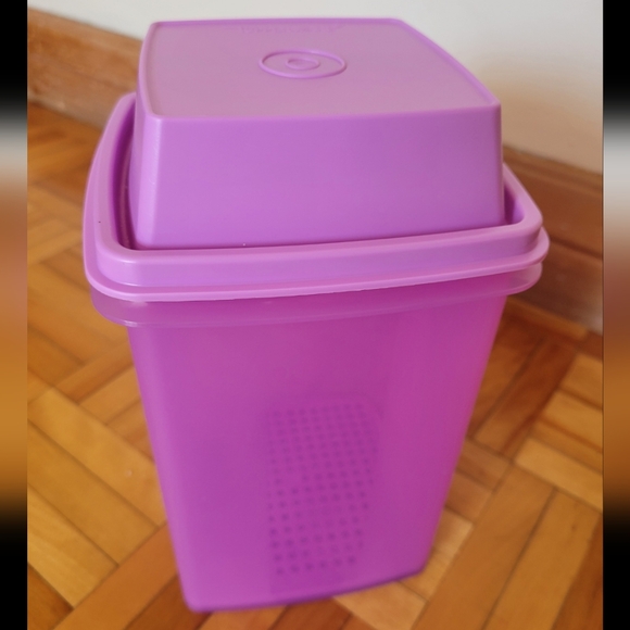 Tuppwerware Pickle Container - Picture 1 of 3